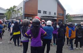 Kabupaten ini berbatasan dengan kabupaten bojonegoro di utara, kabupaten jombang di timur, kabupaten kediri dan kabupaten ponorogo di selatan, serta kabupaten madiun di barat. Soal Demo Buruh Pabrik Sepatu Manajemen Janji Cairkan Gaji Sambil Ancam Begini Bangsa Online Cepat Lugas Dan Akurat