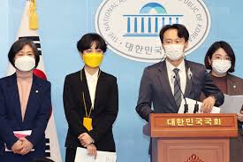 더불어민주당이 이른바 '사법농단 의혹'에 연루된 임성근 부장판사의 탄핵을 추진하기로 했다. Hamuovqc7mq99m