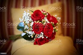 Foto De Ramo De Novia Con Rosas Rojas Y Flores Blancas E Mais Fotos De Stock De 2015 Istock