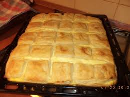 Eu am preferat varianta cu branza dulce si stafide, iar pentru a suplini lipsa de timp am apelat la un aluat foietaj gata preparat. Aluat Foietaj Placinta Cu Branza Si Urda Laura LaurenÈiu