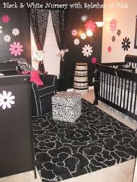 Black And White Baby Nursery Decor Pepiniere Noir Et Blanc Avec Des Touches De Rose Blanc Pepiniere Touches White Nursery Baby Girl Room Girl Nursery