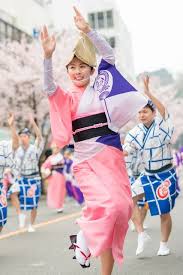 せいせき桜まつり 満開の桜の下で踊るひょっとこ連の女踊りの写真 日本 祭り 阿波おどり 盆踊り
