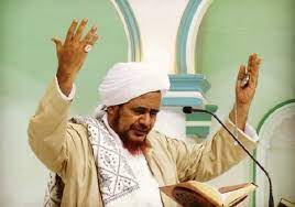 لَا إِلهَ إِلَّا اللَّهُ الْمَلِكُ الْحَقُّ الْمُبِينُ bacalah dzikir ini paling sedikit 100 kali karena dzikir ini dapat membuka pintu kekayaan. Amalan Zikir Pembuka Pintu Rezeki Dari Habib Umar Bin Hafiz Bagian 1