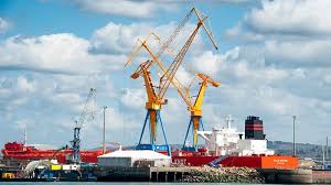 Grues De Chargement Et Vraquiers A Quai Dans Le Port De Commerce De Brest Brest Portes Bretagne