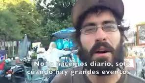 Perro finge estar muerto, para pedir limosna.