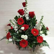Composizione in spugna, con fiori bianchi, semplice e delicata, un piccolo per pensiero, per poter essere vicini ad una persona cara, nel momento del bisogno. Composizione Fiori Bianchi