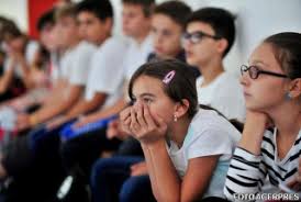 Vacanţele elevilor din toate ciclurile de învățământ sunt programate astfel: Proiect Structura Anului Scolar 2019 2020 Dispare O VacanÈ›Äƒ IntersemestrialÄƒ Cum Sunt Reorganizate Semestrele Hotnews Mobile