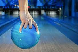 Kedua tangan pegang bola voli. 3 Cara Memegang Bola Bowling Yang Tepat Dan Benar Penjaskes Co Id
