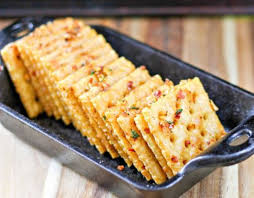 Les Meilleurs Craquelins Du Monde A La Base De Biscuits Soda Recipe Spicy Crackers Recipe Cracker Recipes Seasoned Saltine Crackers