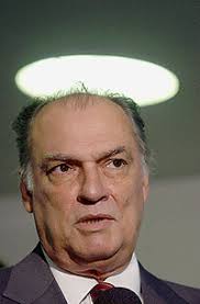Roberto João Pereira Freire. Biografia: Roberto João Pereira Freire é um advogado e político brasileiro. Políticos do Brasil - roberto-joao-pereira-freire
