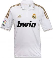 Tout comme sa tunique domicile dévoilée il y a quelques semaines, le textile est affublé de logos dorés soulignant les succès historiques du club ces dernières années. Real Madrid Nouveau Maillot Domicile Saison 2011 2012