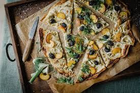 Flammkuchen Mit Fenchel Nektarinen Und Oliven In 2020 Flammkuchen Lebensmittel Essen Fenchel