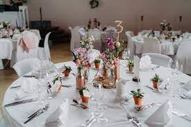 Runde tische oder lange tafeln? Beispiele Fur Blumen Auf Runden Tischen Fur Die Hochzeit
