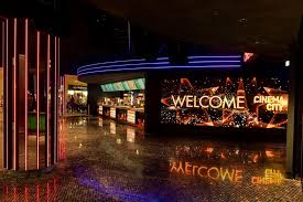 Astfel, clienții își pot finaliza cumpărăturile, pot alege cadouri pentru cei dragi ori se pot relaxa alături de prieteni luni, în ajunul crăciunului, clienţii sunt aşteptaţi la iulius mall şi la cinema city de la ora 10.00 până la ora 18.00. Cinema City Vivo Cluj