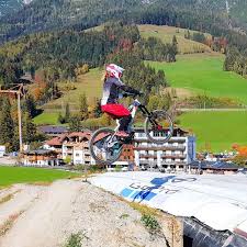 Mtb Girl Kathi Gross Jump Into The Airbag At Bikepark Leogang Mountainbike Leogang Radfahren