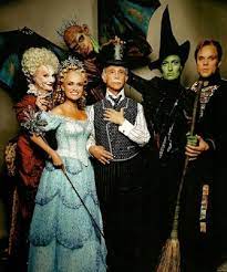 Kristin chenoweth (n.24 de julio de 1968) es una cantante y actriz estadounidense, que ha participado tanto en musicales de teatro, como en cine y televisión.algunos de sus papeles más conocidos han sido glinda en el musical wicked de broadway, annabeth schott en la serie de televisión the west wing y maléfica en la película original de disney channel descendants Kristin Chenoweth Idina Menzel Celebrate 15 Yrs Of Wicked Inspiremore