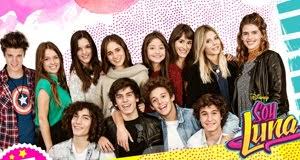 Sie erzählt die geschichte einer musikalisch begabten jugendlichen (gespielt von der argentinischen schauspielerin martina stoessel), die nach einigen jahren mit ihrem vater von spanien zurück nach argentinien zieht und dort. Violetta Fernsehserien De