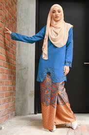 Zip di bahagian sisi dan pinggang (bergetah). Baju Kurung Batik Moden Lasercut Nasuha Royal Blue Muslimahclothing Com