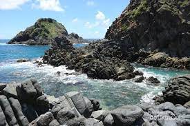 Eloknya Pantai Telawas Pantai Berbatu Karang Di Lombok