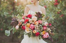 A rustic bride would look lovely holding a cascade or shower style of bouquet. Have A Picture Perfect Wedding Ceremony Know How To Hold Your Bouquet Topweddingsites Com