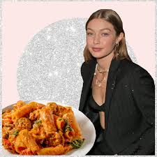 Gigi hadid's spicy vodka pasta. Gigi Hadids Vodka Pasta Dieses Rezept Musst Du Kennen Cosmopolitan