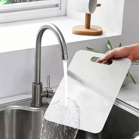 ✨ Tabla de picar de acero inoxidable ✨ Práctica, moderna y súper fácil de mantener limpia 🤍 🔪 Diseño ultrafino y resistente 🖐️ Asa ergonómica integrada para colgarla fácilmente 🦠 Material antibacteriano