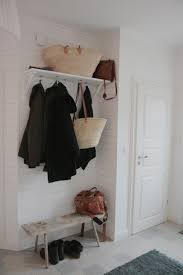 Porte Manteaux Crochets Sous Une Planche De Rangement Banc Hall Deco Blanche En 2019 Entree Maison Maison Et Hall D Entree