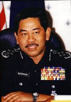 Terdahulu, pengarah jabatan siasatan jenayah, huzir mohamed mengesahkan anwar diminta untuk hadir memberi keterangan berhubung dakwaan bahawa dia mempunyai majoriti. Ketua Polis Negara Malaysia Wikiwand