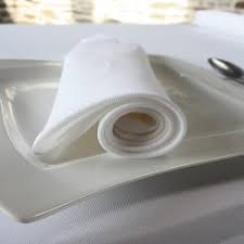 Une serviette de table pliée de manière élégante peut donner une apparence chic à votre table et la technique est assez facile à apprendre. 50 Serviettes De Table Blanches En Polyester Anne C