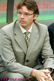 日本のサッカーでは長年企業・学校スポーツとの兼ね合いから、 監督 ・ コーチ など指導者はそのサッカー部が所属する企業や学校の職員を兼務することが通例とされていたが、 1993年 の 日本プロサッカーリーグ （jリーグ）の設立で、サッカーの指導に専念するプロの指導者の育成が急務となった。. ã‚¢ã‚®ãƒ¼ãƒ¬æ–°ç›£ç£ã«æœŸå¾…ã™ã‚‹ãƒˆãƒ«ã‚·ã‚¨æ™‚ä»£ã®å†ç‡ƒ ä»Šã®æ—¥æœ¬ã‚µãƒƒã‚«ãƒ¼ã«å¿…è¦ãªã®ã¯ ãƒãƒˆãƒ« ã§ã¯ãªã„ã‹ ãƒ•ãƒƒãƒˆãƒœãƒ¼ãƒ«ãƒãƒ£ãƒ³ãƒãƒ«