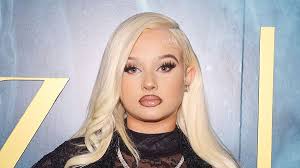 Alabama Barker is the daughter of famous rock star Travis Barker, so of  course, she's got money. Here's a closer look at the influencer's luxurious  lifestyle. Read More Below ⬇️