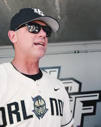 ANDREW ESTRELLA DOES IT AGAIN, as he homers for the fourth straight game  with a solo shot in the 5th ⚾⚾⚾⚾