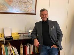 Norbert hofer was born on 2nd march 1971 at vorau in styria and grew up at pinkafeld in burgenland. Norbert Hofer On Twitter Corona Niedergerungen Quarantane Beendet Wieder Im Buro Corona