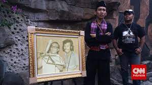 Photo lawas benyamin dan karyawan bens radio : Kala Segunung Pusaka Benyamin Sueb Menunggu Dijaga