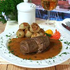 Omaha steaks beef top sirloin steaks are served over red onions in a red wine sauce. Dosenbistro Beef Roulade 400g