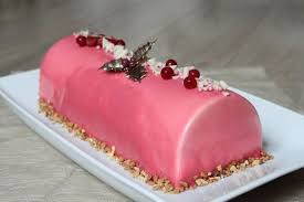 Voila Un Delicieux Dessert Pour Les Fetes De Fin D Annee Une Buche Aux Saveurs Vanille Et Fruits Recette Dessert Noel Buche De Noel Buche De Noel Aux Fruits