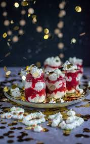 Beschwipster Eton Mess Schnelles Silvester Dessert Knusperstubchen Rezept Nachtisch Silvester Einfacher Nachtisch Dessert Ideen