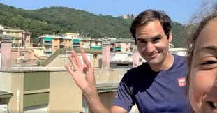 Federe bassetti con bottoni : Federer Stupisce Le Giovani Tenniste Di Finale Ligure Il Match Sui Tetti Per Uno Spot Radio Deejay