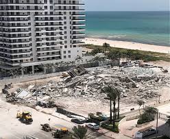 El edificio se derrumbó durante la madrugada de este jueves. Investigan Derrumbe De Edificio En Miami Beach Que Dejo Un Herido Grave