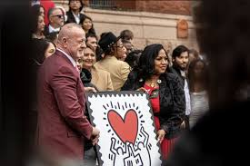 UTSA student fiddles in band