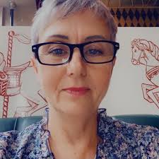 I hope this post is allowed 🙏 I'm in the uk and an very undecided which  press to buy 🤔 Please help 💕 I'd love to hear your opinions The Heat press