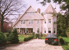 Home Of Dr Richard And Ann Freeman Greenwich Connecticut Carolyn Bessette S Parents Carolyn Bessette Kennedy Dream House House Styles