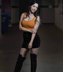 Laura Dennis - Free pics, galleries & more at Babepedia