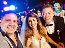 وحرص عدد كبير من النجوم على حضور حفل زفاف محمد علي رزق على مصممة الأزياء نورين ماهر، ومن أبرزهم أشرف زكي نقيب الممثلين، خالد جلال، محمد دياب، هشام ماجد، محمود الليثي. Ù…Ø­Ù…Ø¯ Ø¹Ù„ÙŠ Ø±Ø²Ù‚ ÙŠÙ†ÙØµÙ„ Ø¹Ù† Ø²ÙˆØ¬ØªÙ‡ Ø§Ù„Ø¥Ø¹Ù„Ø§Ù…ÙŠØ© Ø³Ø§Ø±Ø© ÙÙ‡ÙŠÙ… Ø¨ÙˆØ§Ø¨Ø© Ø§Ù„Ø¹Ù…Ø§Ù„