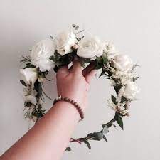 White Ranunculus Flower Crown Www Thecrowncolle White Ranunculus Flower Crown Www Thec Flower Crown Wedding White Flower Crown Flower Crown Wedding Veil