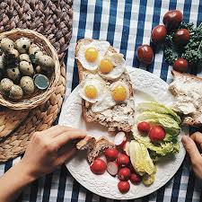 Incontournable des soirées hivernales et entre amis, la raclette est le repas idéal pour les amoureux de fromage et de simplicité. Quels Vins Pour Votre Repas De Paques L Achat Direct Au Producteur