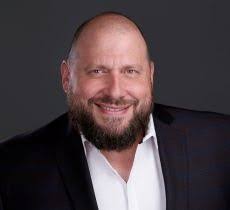 Alex Vences's Instagram, Twitter & Facebook