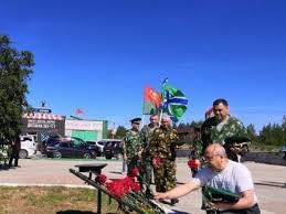 В день вмф проходят различные памятные мероприятия: Den Pogranichnika V Noyabrske Otmetyat Vozlozheniem Cvetov I Vystupleniem Sluzhebnyh Sobak Mk Yamal
