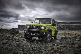 Overcome muddy pits, manoeuvre through dense woods, conquer massive rocks with this small built to tackle the harshest weather and terrain, the jimny goes where other vehicles fear to tread. Der Neue Suzuki Jimny Matsch Piste News