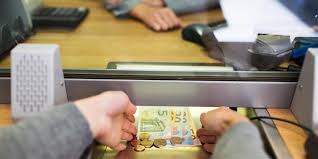 Ποιες συναλλαγές στα γκισέ απαγορεύουν οι τράπεζες